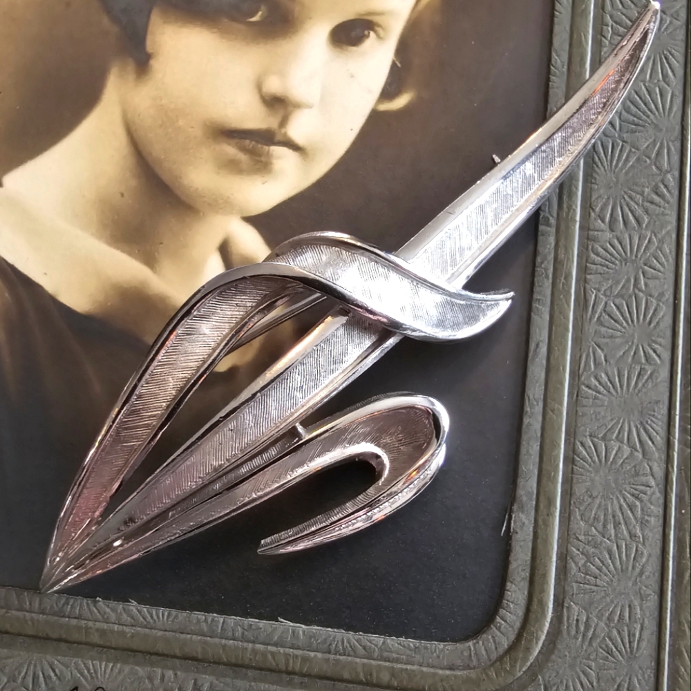 Vintage Crown Trifari brooch pin silver tone broach grass reeds abstract